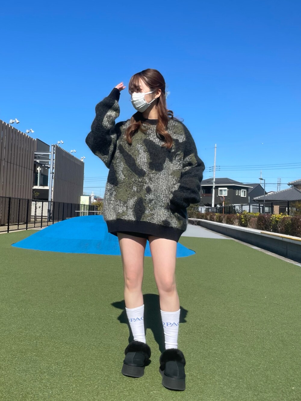 「カジュアル、ootd、ラフ、今日のコーデ、休日スタイル、UGG、Y-3、ストリート、デート」｜「Y-3のアイテム（ニット/セーター、グリーン系）」を使った、moneさん（レディース・160cm）の冬コーディネートの1枚目の写真