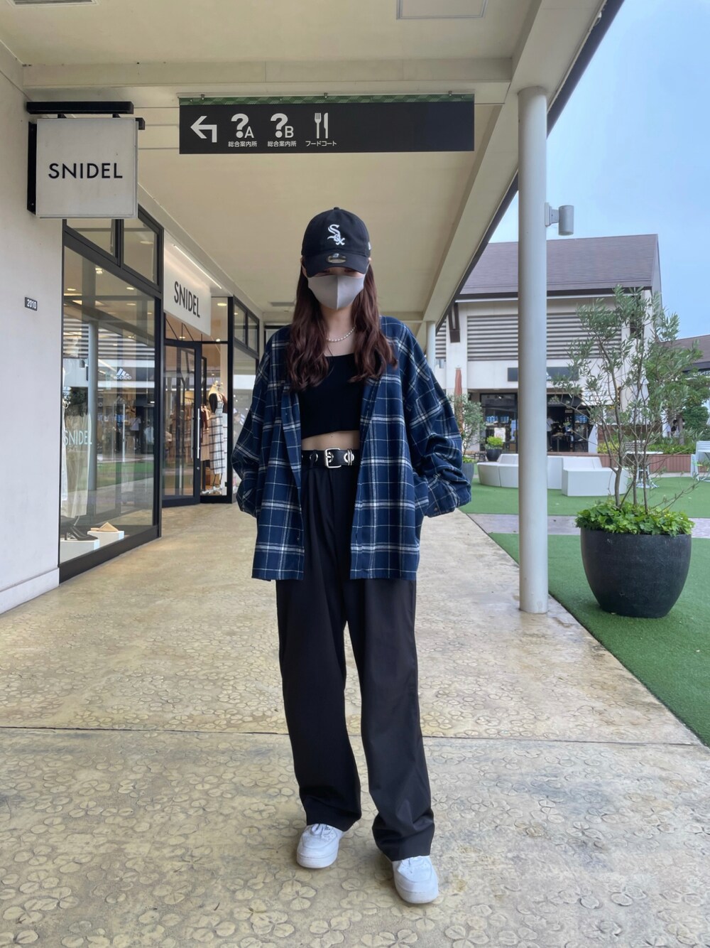 「秋のコーデ、ootd、今日のコーデ、LHP、WILLY CHAVARRIA、シャツスタイル、カジュアル、ストリート、ラフ」｜「WILLY CHAVARRIAのwilly chavarria/ウィリーチャバリア/BIG WILLY DRESS SHIRT（シャツ/ブラウス、ブルー系）」を使った、moneさん（レディース・160cm）の夏コーディネートの1枚目の写真