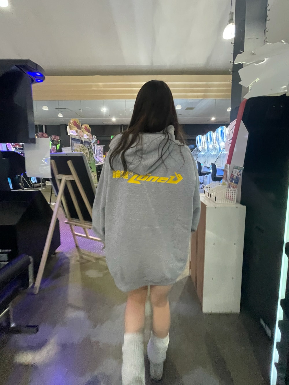 「春コーデ、ラフ、今日のコーデ、休日スタイル、ストリート、ストリートファッション、パーカーコーデ、LONELY 論理」｜「LONELY/論理のLONELY論理/ロンリー/【別注】フェイスグラフィックパーカー（パーカー、グレー系）」を使った、moneさん（レディース・160cm）の春コーディネートの1枚目の写真