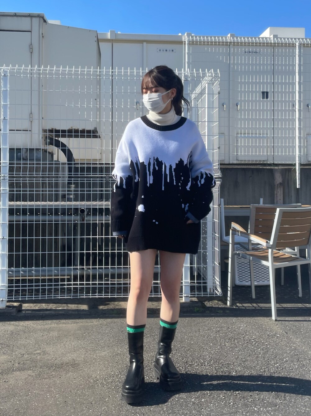 「オトナカジュアル、ゆるコーデ、ラクチンコーデ、ootd、ニット、今日のコーデ、休日スタイル、カジュアル、厚底ブーツ、ストリート」｜「WHITELANDのアイテム（ニット/セーター、ブラック系）」を使った、moneさん（レディース・160cm）の冬コーディネートの1枚目の写真