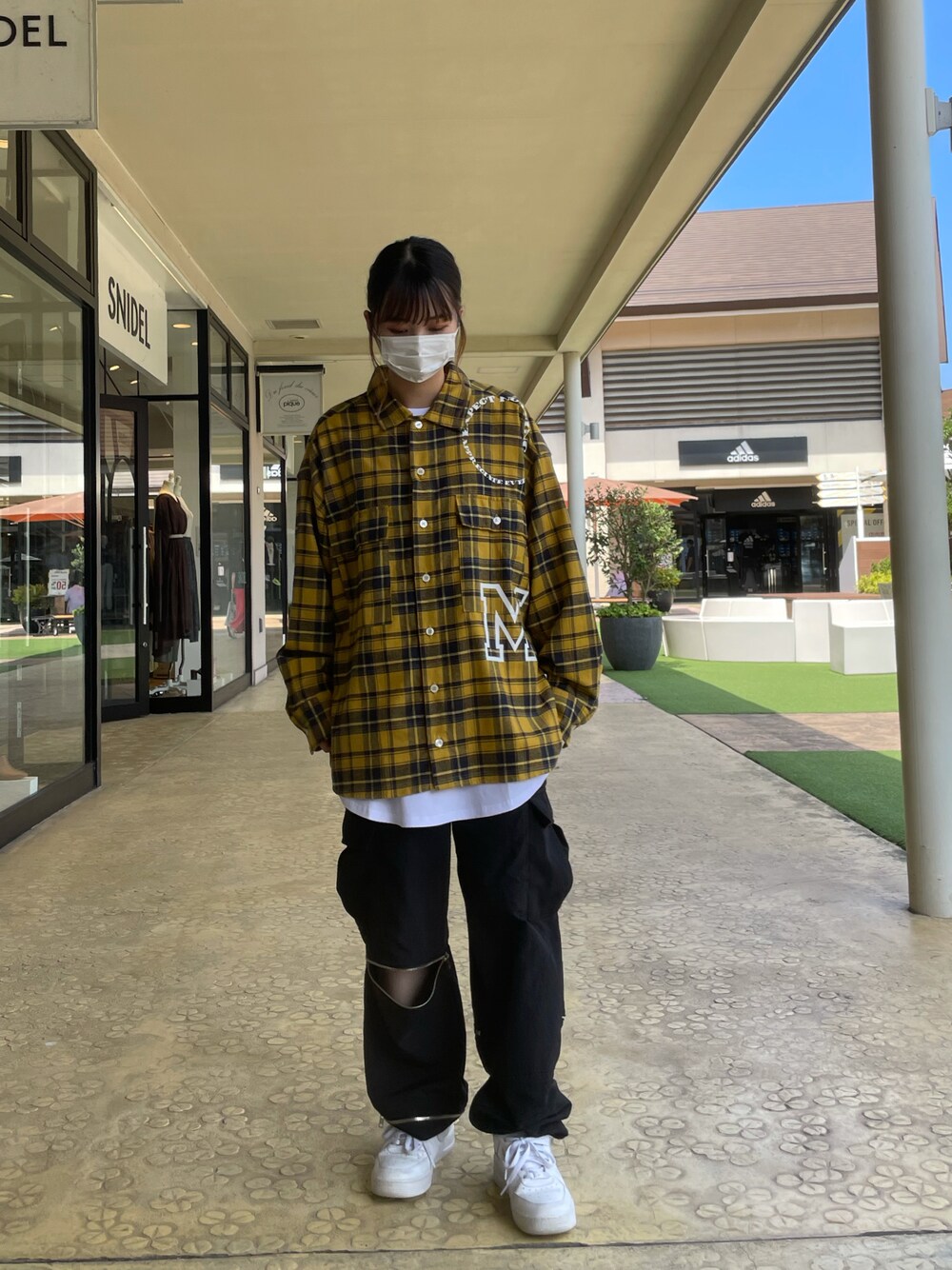 「今日のコーデ、休日スタイル、mindseeker、ootd、シャツスタイル、ストリート」｜「mindseekerのアイテム（シャツ/ブラウス、イエロー系）」を使った、moneさん（レディース・160cm）の秋コーディネートの1枚目の写真