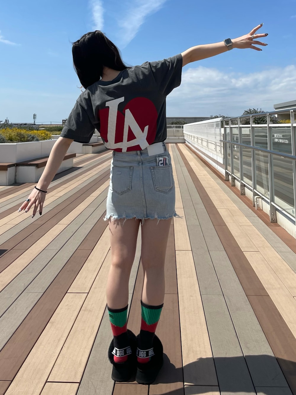 「はるコーデ、今日のコーデ、デニムスカート、ストリート、休日スタイル、ootd、studmuffin、夏コーデ、Tシャツ」｜「studmuffinのアイテム（Tシャツ/カットソー、グレー系）」を使った、moneさん（レディース・160cm）の春コーディネートの1枚目の写真