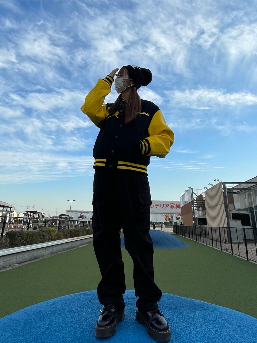 「春コーデ、ラフ、今日のコーデ、休日スタイル、ストリート、afewgoodkids、カーゴパンツ」｜「LUSORのLUSOR（ルーソル）サテンストレッチカーゴパンツ（カーゴパンツ、ブラック系）」を使った、moneさん（レディース・160cm）の春コーディネートの1枚目の写真