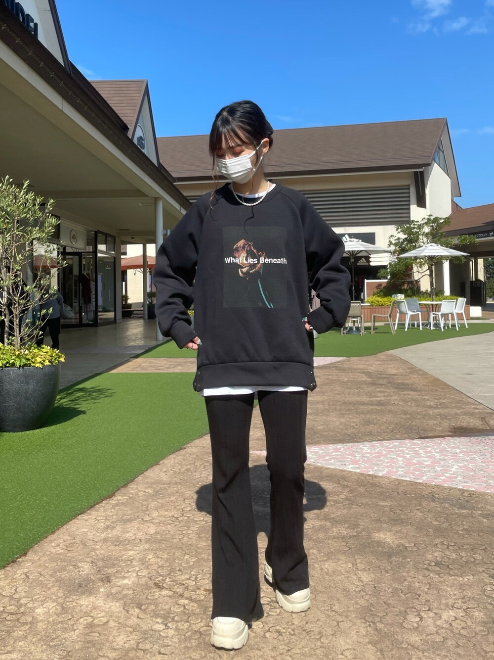 「秋冬コーデ、ナチュラル、今日のコーデ、休日スタイル、LHP、ootd、TAAKK、カジュアル、オールブラック」｜「TAAKKのアイテム（スウェット、ブラック系）」を使った、moneさん（レディース・160cm）の秋コーディネートの1枚目の写真