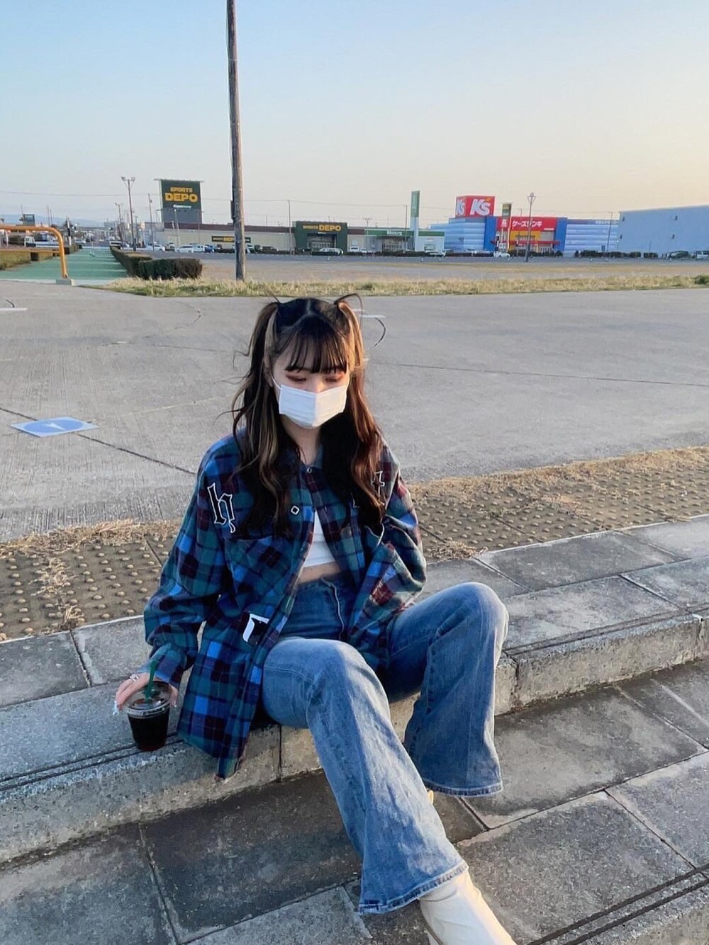 「カジュアル、お出かけコーデ、休日スタイル、春コーデ、今日のコーデ、ootd、シャツスタイル、ストリート、デニムパンツ、ラフ」｜「blackmeansのアイテム（シャツ/ブラウス、ブルー系）」を使った、moneさん（レディース・160cm）の春コーディネートの1枚目の写真