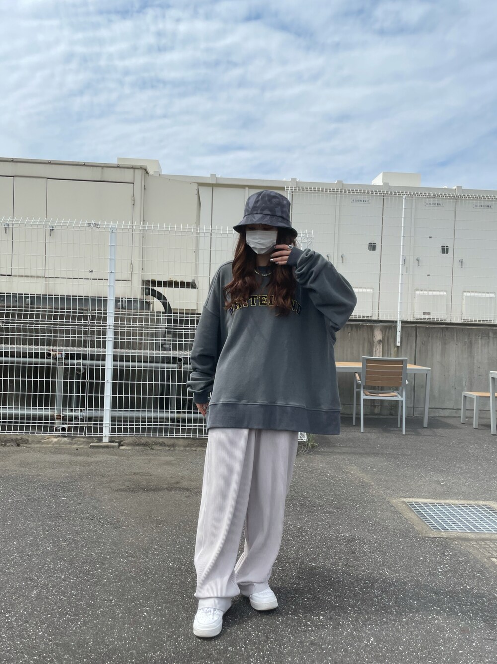「オトナカジュアル、秋コーデ、シンプル、ラクチンコーデ、ラフ、ootd、今日のコーデ、休日スタイル、カジュアル、Danke schon、whiteland」｜「DANKE SCHONのDankeSchon/ダンケシェーン/TCトライバルバケットハット（ハット、グレー系）」を使った、moneさん（レディース・160cm）の秋コーディネートの1枚目の写真