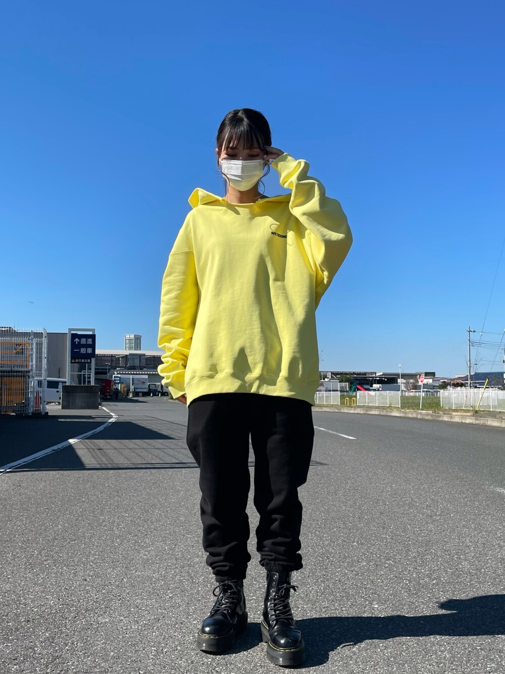 「パンツスタイル、着回しコーデ、シンプル、今日のコーデ、休日スタイル、ootd、LHP、WE11DONE」｜「WE11DONEのアイテム（パーカー、イエロー系）」を使った、moneさん（レディース・160cm）の秋コーディネートの1枚目の写真