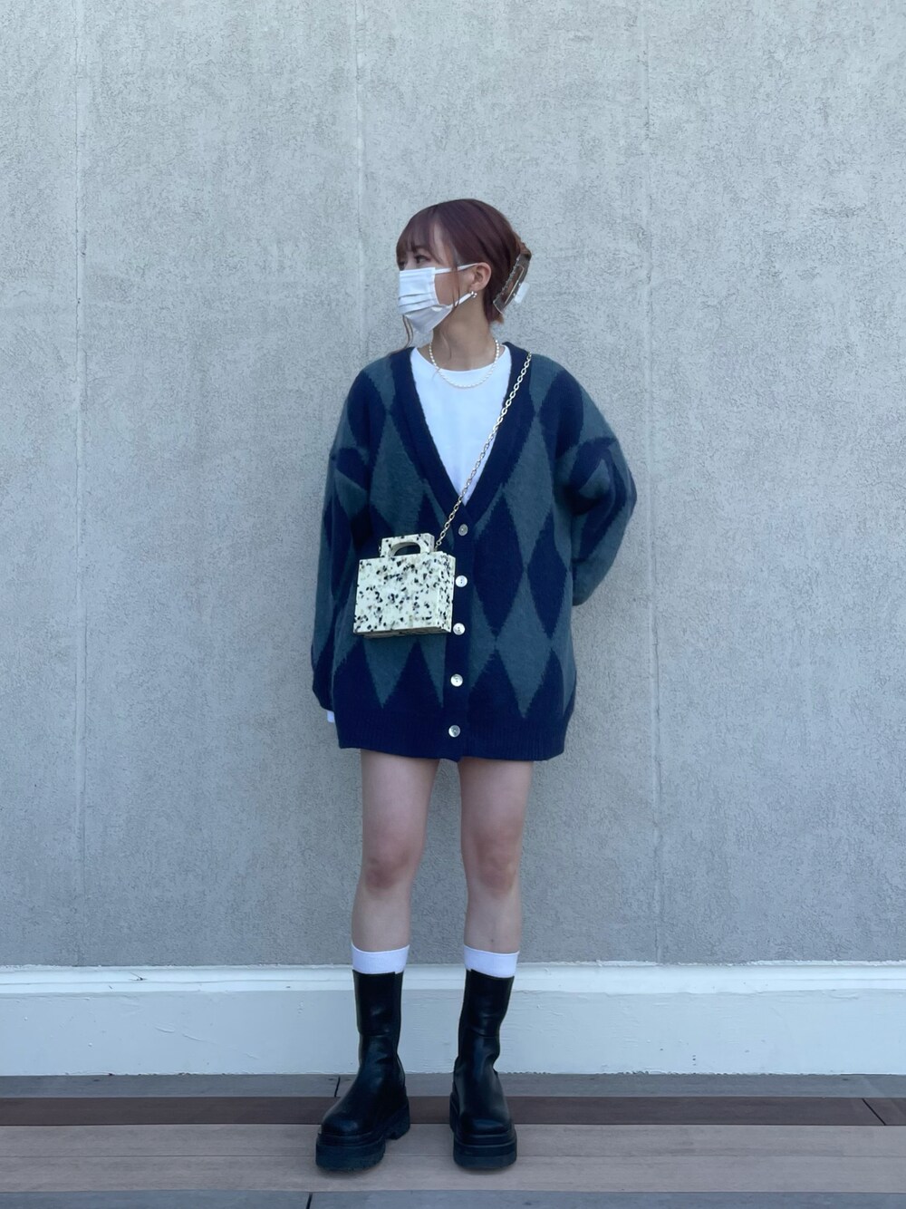 「カーディガン、ブーツ、LHP、休日スタイル、ootd、カジュアルコーデ、厚底ブーツ、今日のコーデ、オトナカジュアル」｜「RESPIROのRESPIRO/レスピロ/ALEXA BAG（ショルダーバッグ、ホワイト系）」を使った、moneさん（レディース・160cm）の秋コーディネートの1枚目の写真