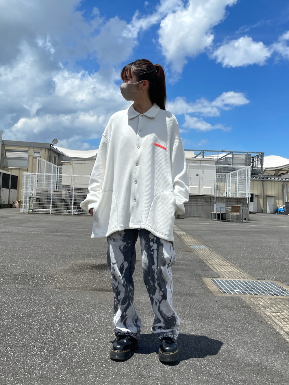「カジュアル、休日スタイル、ラフ、ootd、シンプルコーデ、シャツスタイル、カジュアルコーデ、今日のコーデ、MAGIC STICK」｜「MAGIC STICKのMAGIC STICK/マジックスティック/RIB EZ SHIRTS（シャツ/ブラウス、ホワイト系）」を使った、moneさん（レディース・160cm）の夏コーディネートの1枚目の写真