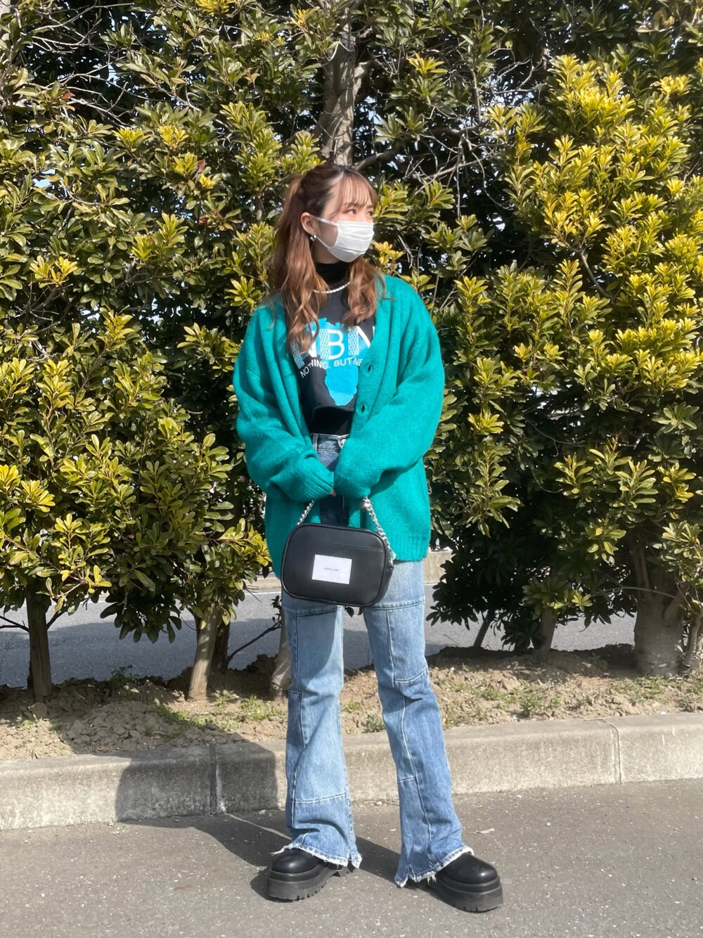 「カジュアル、休日スタイル、緑、パンツスタイル、ootd、フレアパンツ、春カラー、デニムコーデ、グリーンコーデ、今日のコーデ」｜「WHITELANDの【LAB限定】WHITELAND/ホワイトランド/カメラバッグ/NewCameraBag（ショルダーバッグ、ブラック系）」を使った、moneさん（レディース・160cm）の冬コーディネートの1枚目の写真