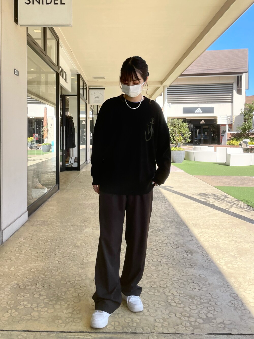 「大人カジュアル、冬コーデ、きれいめカジュアル、休日スタイル、ラフ、今日のコーデ、ootd、ニット、JWANDERSON」｜「JW Andersonのアイテム（ニット/セーター、ブラック系）」を使った、moneさん（レディース・160cm）の秋コーディネートの1枚目の写真