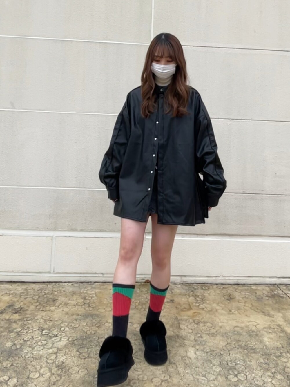 「シンプル、ストリート、ラフスタイル、ootd、シャツスタイル、シャツコーデ、ラフコーデ、カジュアルコーデ、今日のコーデ、レザーシャツ」｜「DANKE SCHONのDankeSchon/ダンケシェーン/PUレザーシャツ（シャツ/ブラウス、ブラック系）」を使った、moneさん（レディース・160cm）の冬コーディネートの1枚目の写真