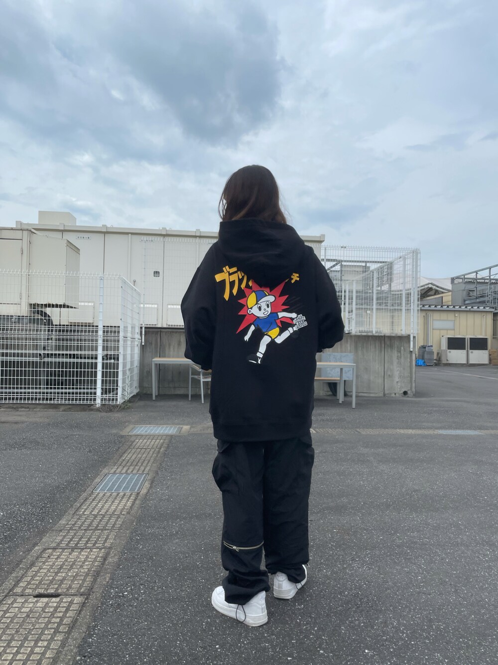 「パンツスタイル、今日のコーデ、ootd、休日スタイル、ストリート、blackeyepatch、パーカー、オールブラック」｜「BlackEyePatchのアイテム（パーカー、ブラック系）」を使った、moneさん（レディース・160cm）の夏コーディネートの1枚目の写真