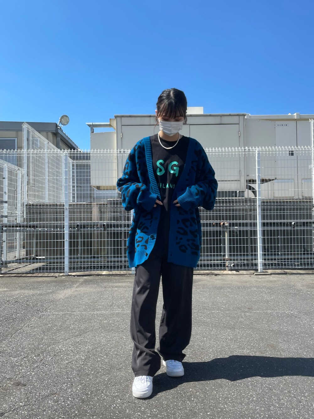 「休日コーデ、きれいめカジュアル、今日のコーデ、休日スタイル、ootd、LHP、カーディガン、カジュアル、ラフ」｜「WHITELANDのアイテム（カーディガン/ボレロ、ブルー系）」を使った、moneさん（レディース・160cm）の秋コーディネートの1枚目の写真