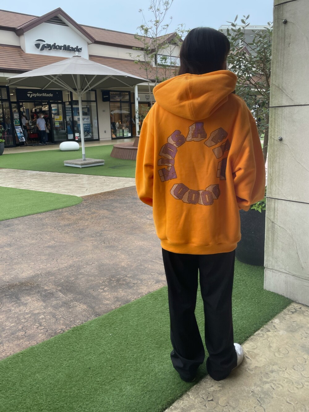 「afewgoodkids、今日のコーデ、休日スタイル、ストリート、ootd、カジュアル、パーカー、ラフ」｜「A FEW GOOD KIDSのアイテム（パーカー、オレンジ系）」を使った、moneさん（レディース・160cm）の秋コーディネートの1枚目の写真