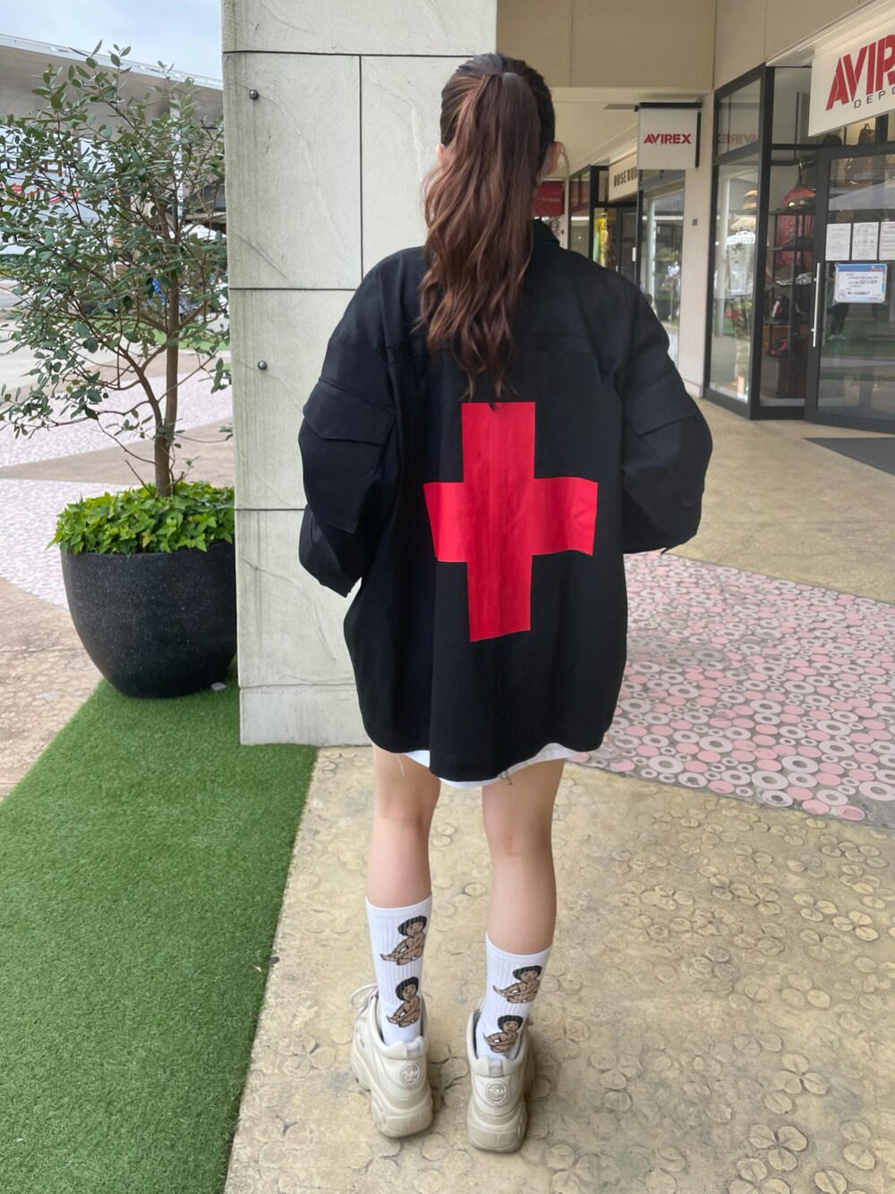 「ジャケット、カジュアル、ストリート、LHP、休日スタイル、ラフ、ootd、今日のコーデ、秋コーデ」｜「L.H.PのYULIA YEFIMTCHUK/ユリアイェンフィムチュック/BackCross Jacket（ブルゾン、ブラック系）」を使った、moneさん（レディース・160cm）の夏コーディネートの1枚目の写真