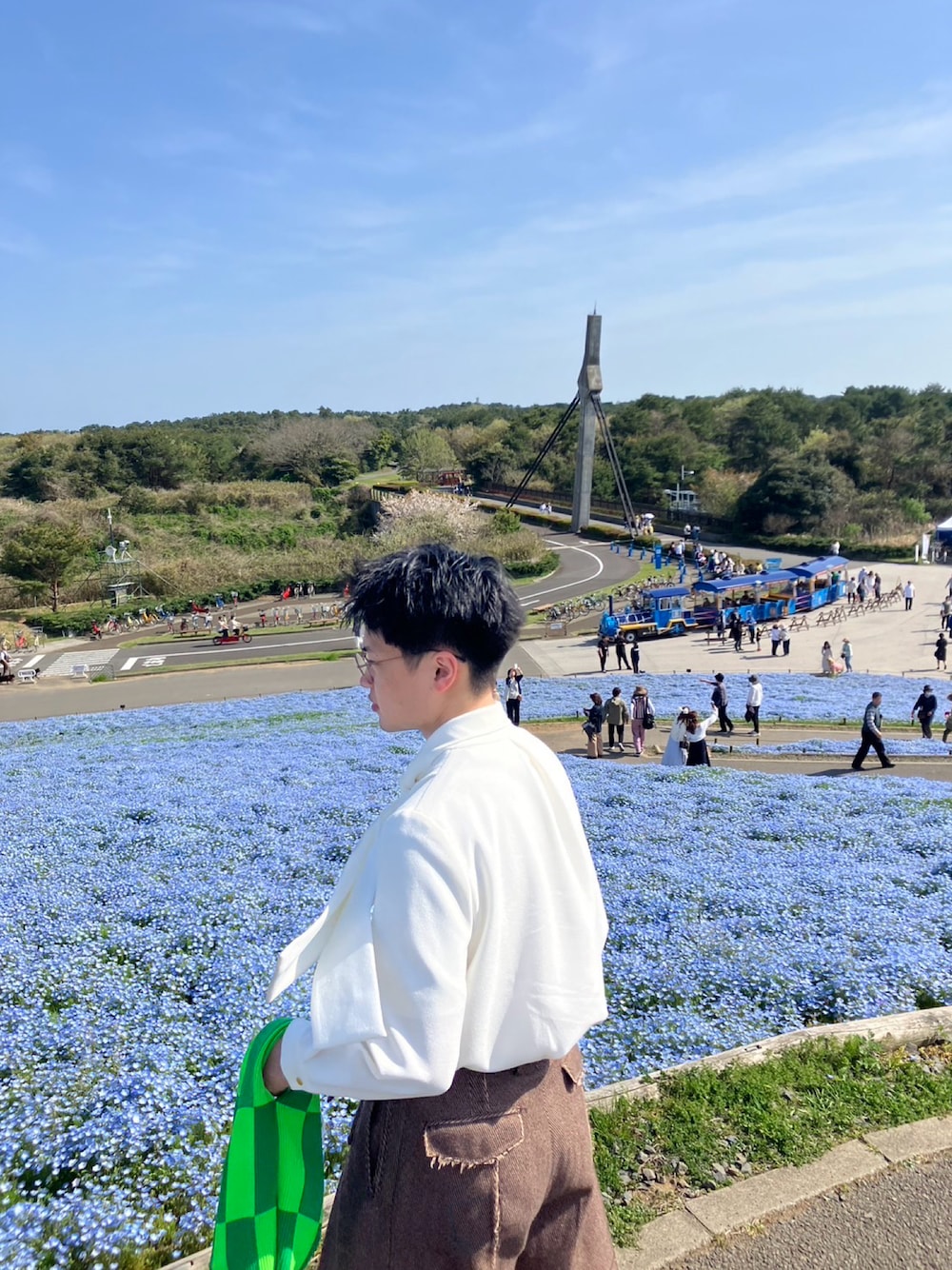 「ボウタイブラウス、ネモフィラ」｜「TONALのサテンボウタイブラウス（シャツ/ブラウス、ホワイト系）」を使った、りりんりり［U50］さん（メンズ・50cm）の春コーディネートの1枚目の写真