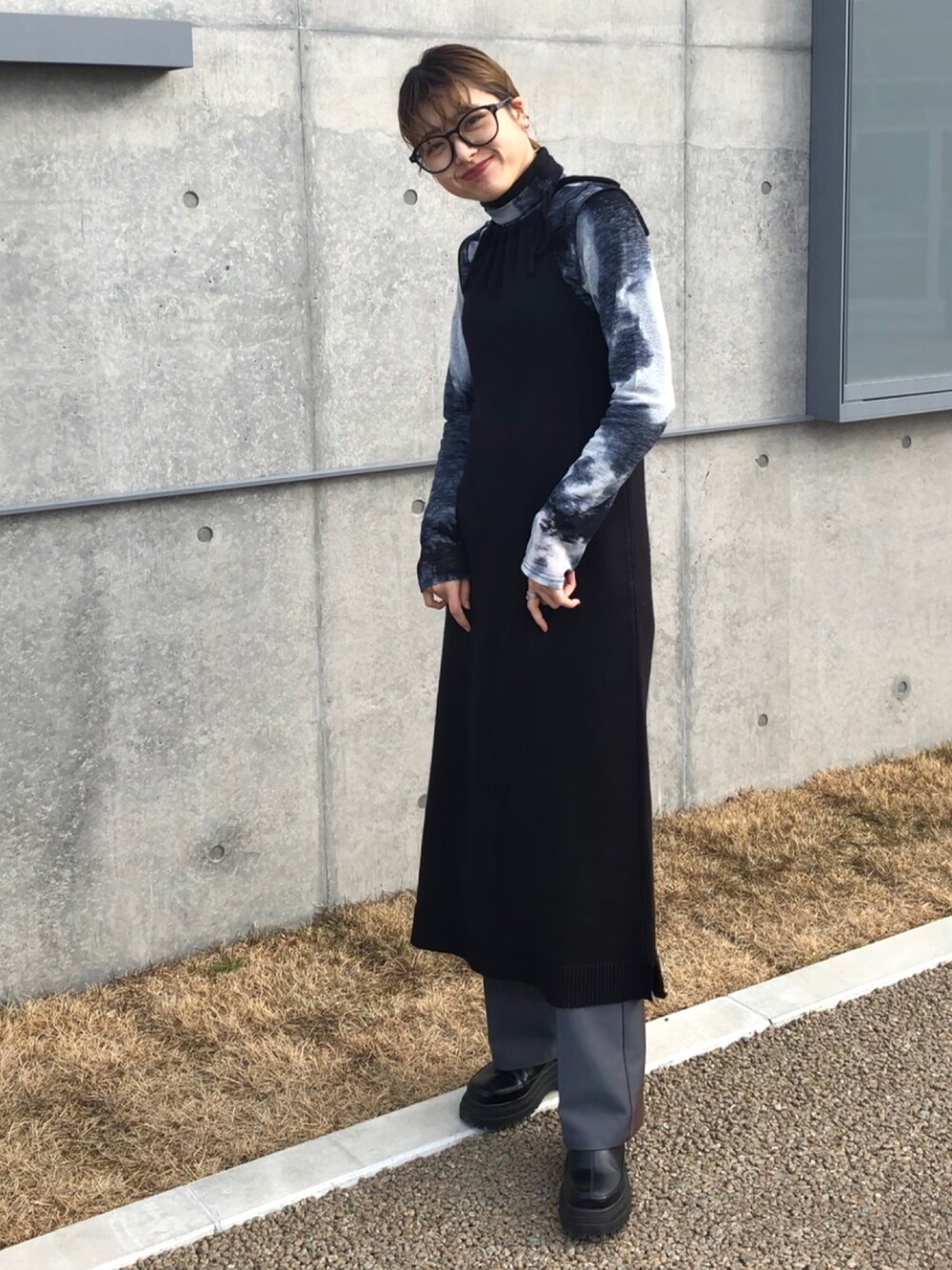 「ワントーンコーデ、モノトーン、メガネ女子、レイヤードスタイル、オトナカジュアル、シンプル、春先取り、キレイめ、アパレルスタッフ」｜「THROW by SLYの【THROW】HW C/P FLARE PT/ハイウエストセンタープレスフレアパンツ（スラックス、ブラウン系）」を使った、ちひろさん（レディース・157cm）の冬コーディネートの1枚目の写真