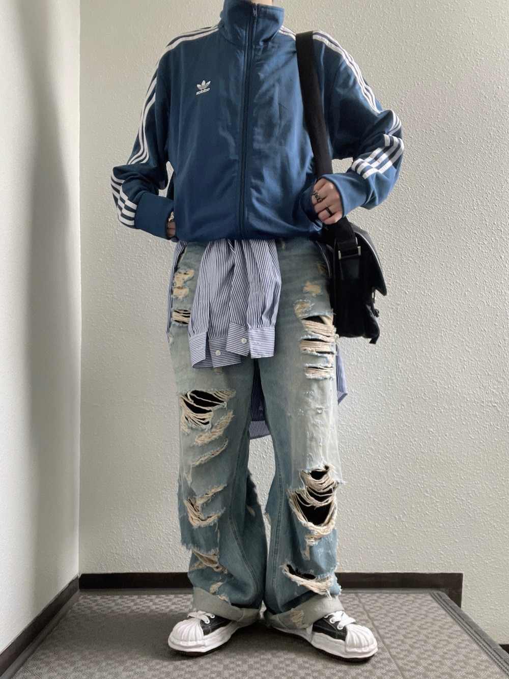 ブルー系のシャツ/ブラウス、グレー系のTシャツ/カットソー、ブルー系のジャージを着用したレディースの冬コーディネートの1枚目の写真