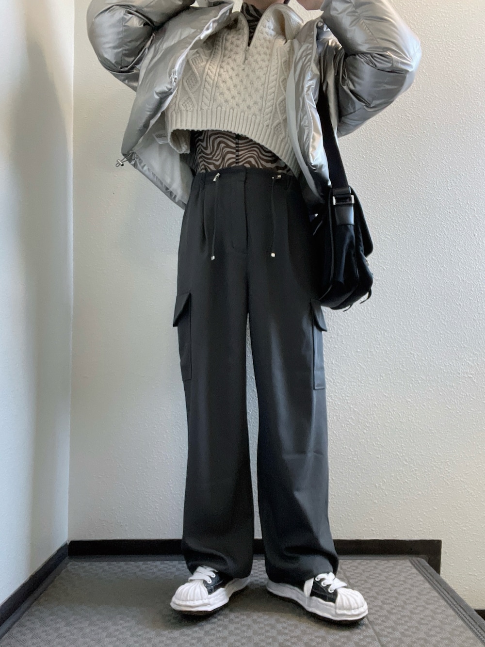 「PAGEBOYのシアーギャザータートル（Tシャツ/カットソー、ホワイト系）」を使った、ぽぽぬなさん（レディース・167cm）の冬コーディネートの1枚目の写真
