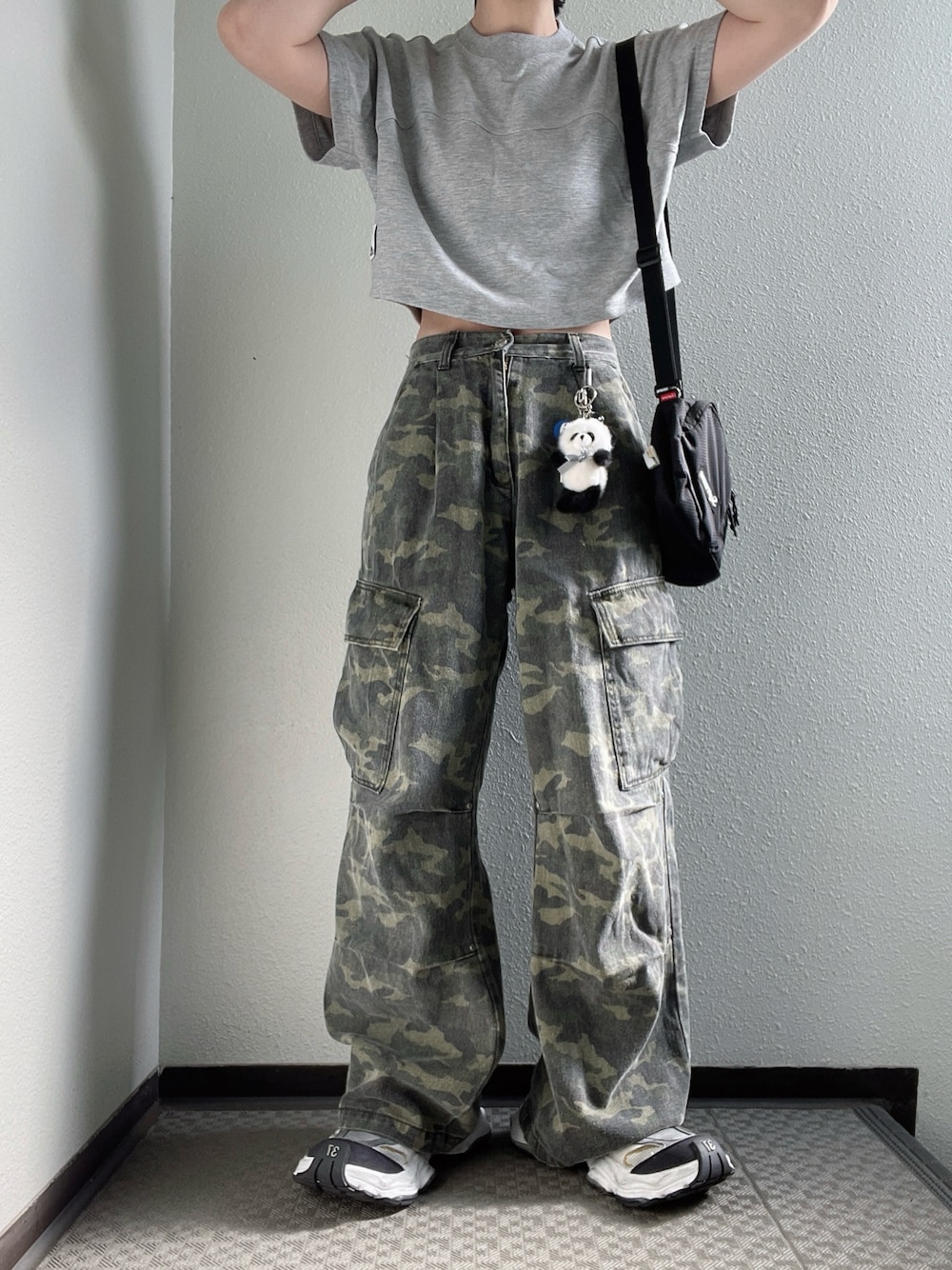 「AVANDRESSのアイテム（カーゴパンツ、グリーン系）」を使った、ぽぽぬなさん（レディース・167cm）の夏コーディネートの1枚目の写真