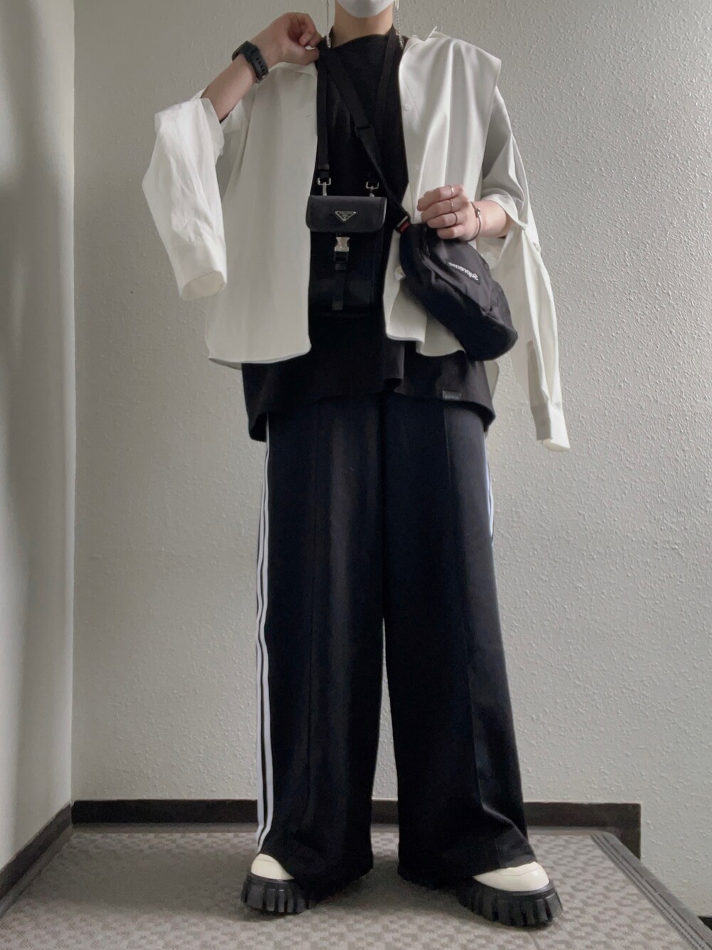 「AIVERのAIVER　シルケット天竺リベットパッチTEE（Tシャツ/カットソー、ブラック系）」を使った、ぽぽぬなさん（レディース・167cm）の春コーディネートの1枚目の写真
