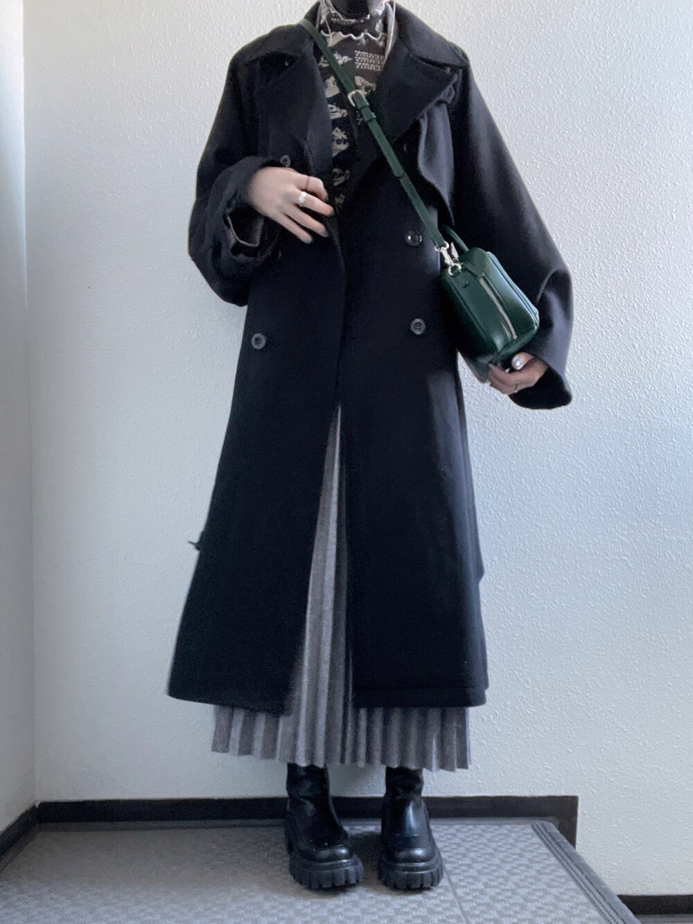 「PAGEBOYの〈2WAY〉ウィングヨークトレンチコート（チェスターコート、ブラック系）」を使った、ぽぽぬなさん（レディース・167cm）の冬コーディネートの1枚目の写真