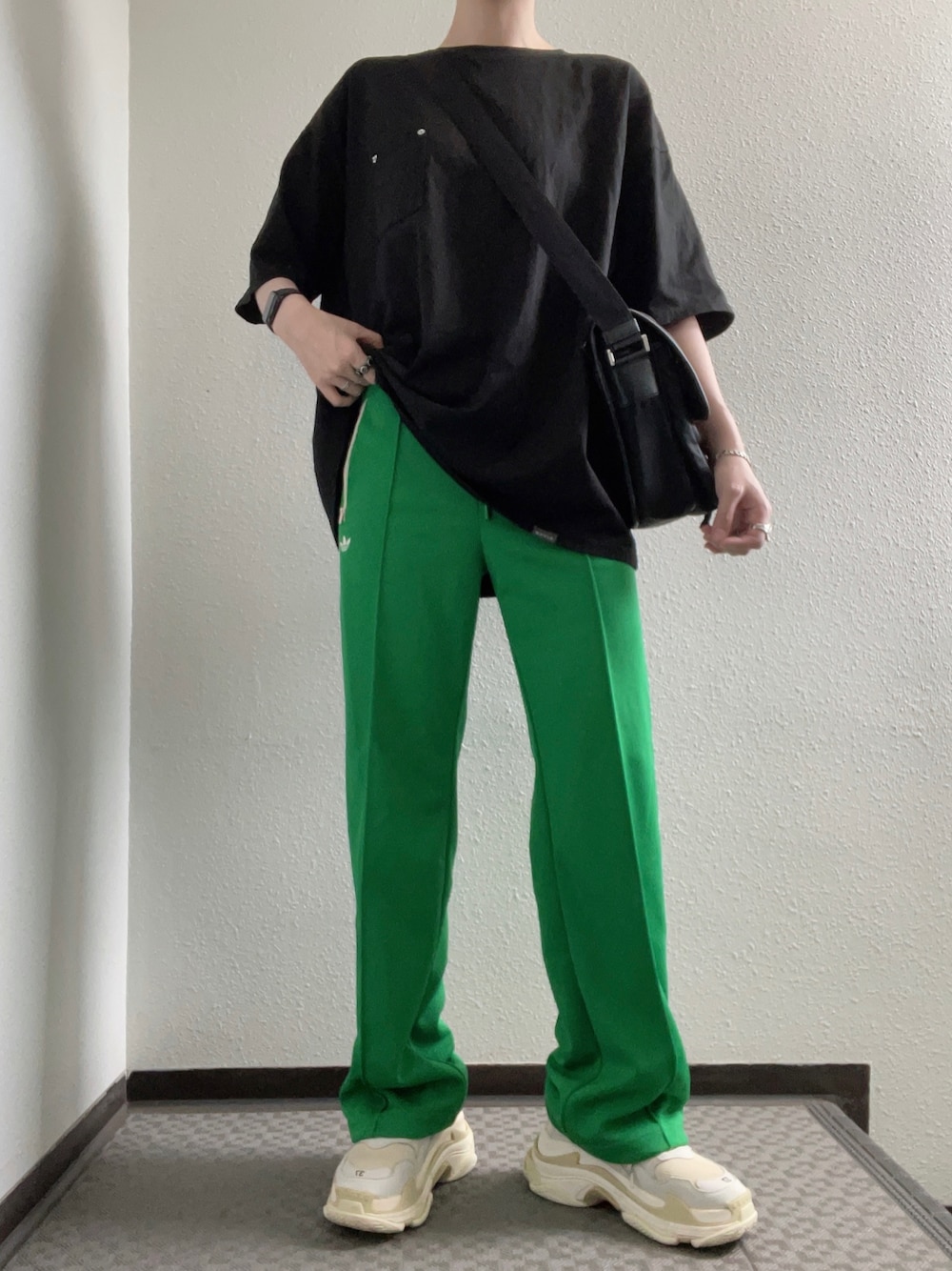 「AIVERのAIVER　シルケット天竺リベットパッチTEE（Tシャツ/カットソー、ブラック系）」を使った、ぽぽぬなさん（レディース・167cm）の夏コーディネートの1枚目の写真
