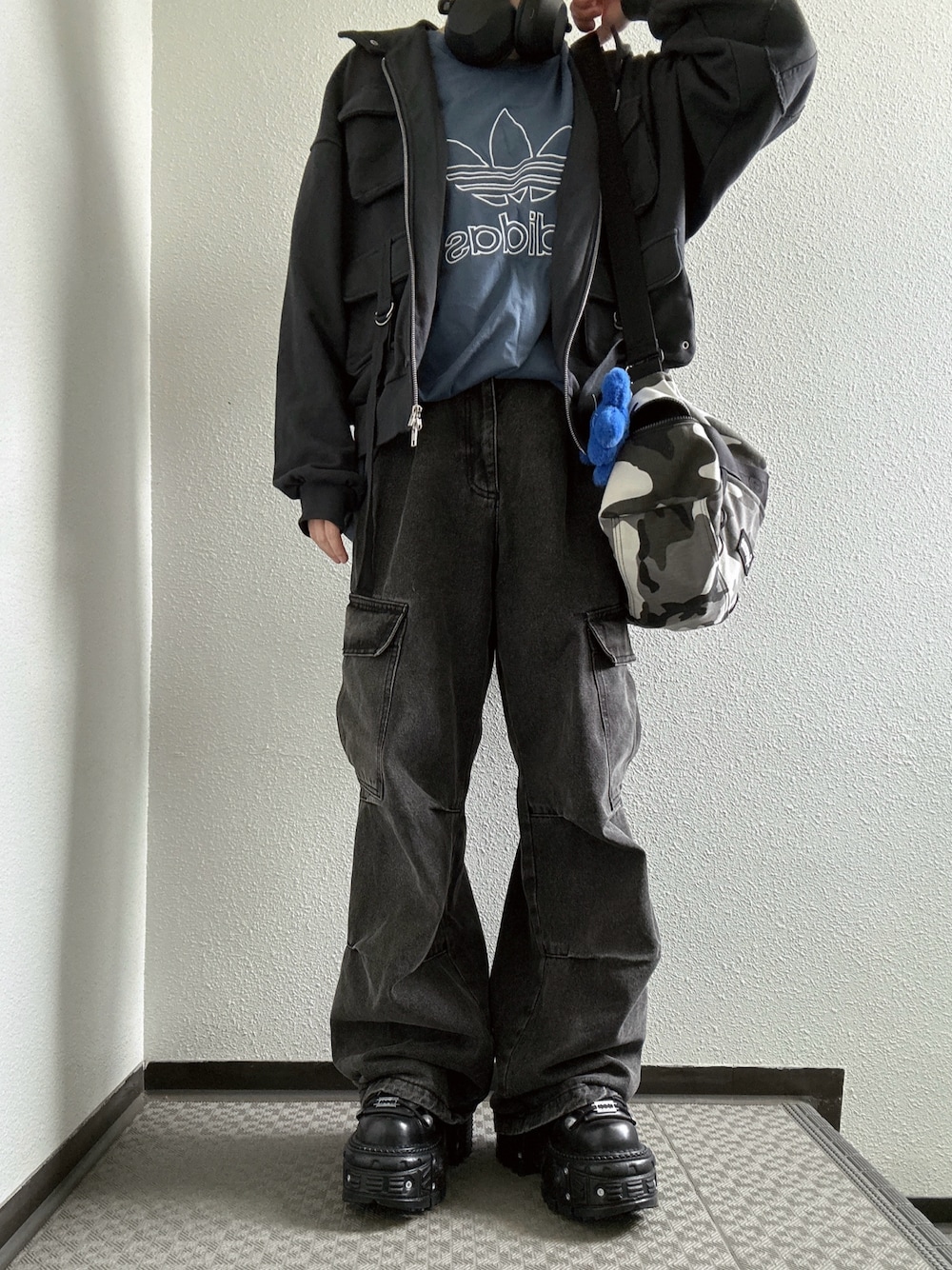 「adidasのアディカラー アウトライン トレフォイル半袖Tシャツ（トップス、ブラック系）」を使った、ぽぽぬなさん（レディース・167cm）の春コーディネートの1枚目の写真