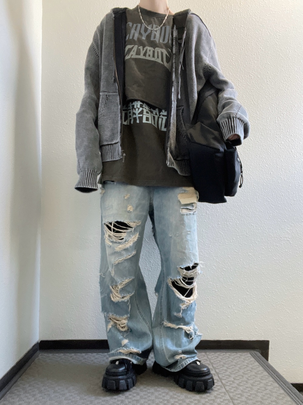「AJOBYAJOのアイテム（Tシャツ/カットソー、グレー系）」を使った、ぽぽぬなさん（レディース・167cm）の春コーディネートの1枚目の写真