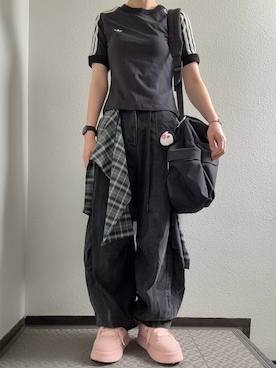 「adidas（アディダス）のアイテム（Tシャツ/カットソー、ブラック系）」を使った、ぽぽぬなさん（レディース・167cm）の夏コーディネート