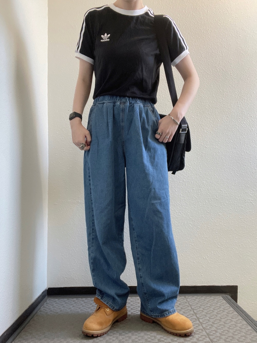 「adidasのアディカラー クラシックス 3ストライプ 半袖Tシャツ / 夏服 / アディダスオリジナルス（Tシャツ/カットソー、ブラック系）」を使った、ぽぽぬなさん（レディース・167cm）の秋コーディネートの1枚目の写真