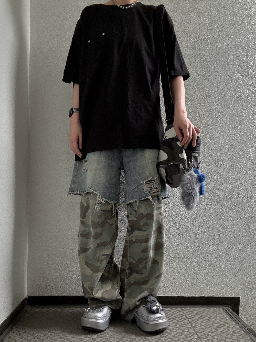 「AIVERのAIVER　シルケット天竺リベットパッチTEE（Tシャツ/カットソー、ブラック系）」を使った、ぽぽぬなさん（レディース・167cm）の春コーディネートの1枚目の写真
