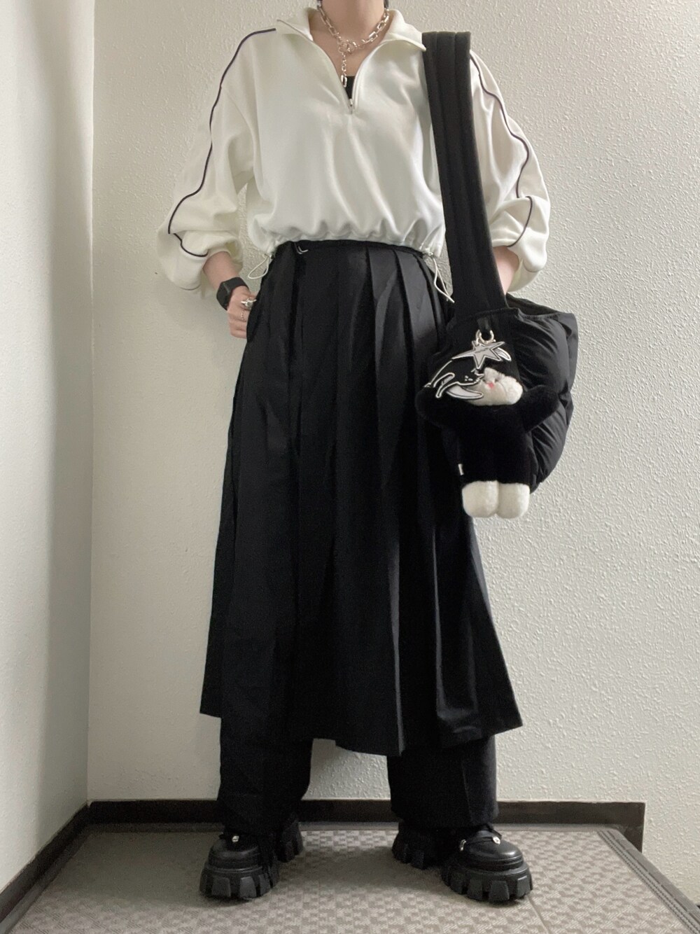 「PAGEBOYのハーフZIPショートトラックジャケット（ジャージ、ホワイト系）」を使った、ぽぽぬなさん（レディース・167cm）の春コーディネートの1枚目の写真