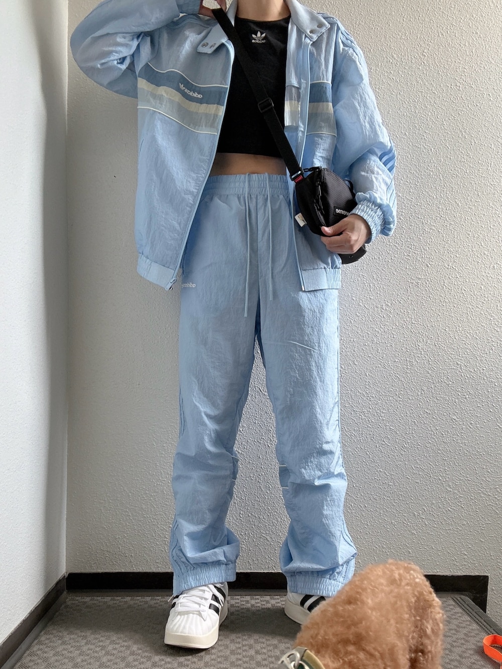 「秋っぽコーデ更新中」｜「adidasのエッセンシャルズ リブ Tシャツ  / クロップド T シャツ / アディダスオリジナルス adidas Originals（Tシャツ/カットソー、ホワイト系）」を使った、ぽぽぬなさん（レディース・167cm）の秋コーディネートの1枚目の写真