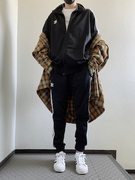 「adidas（アディダス）のトラックパンツ [SST TRACK PANTS] アディダスオリジナルス（スウェットパンツ）」を使った、ぽぽぬなさん（レディース・167cm）の秋コーディネート
