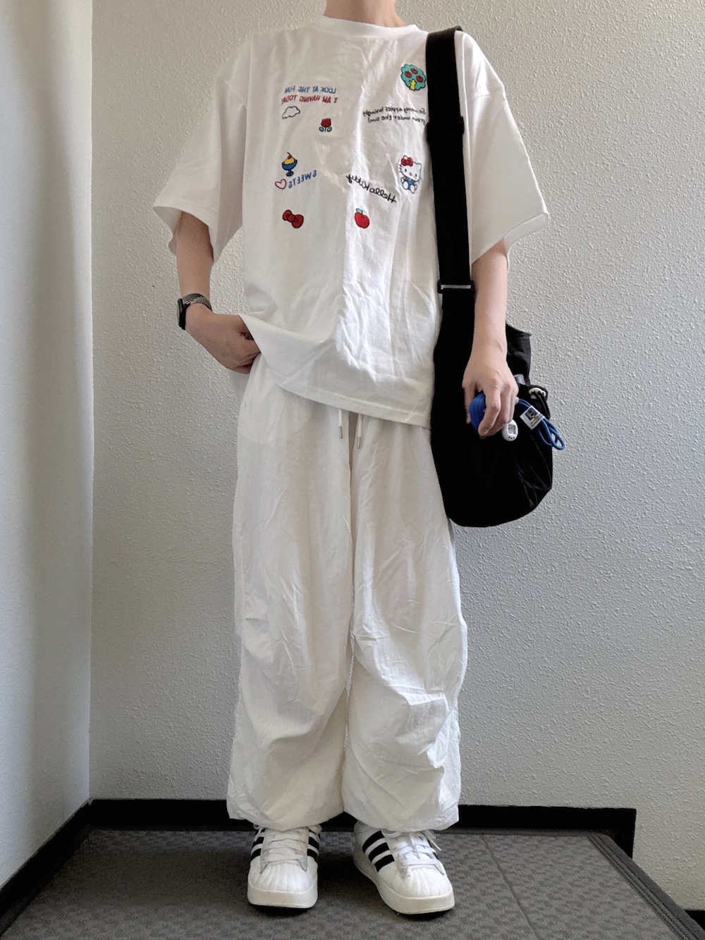 「sanrioの【HELLO KITTY】別注 ハローキティデザイン刺繍/プリント オーバーサイズ半袖Tシャツ（Tシャツ/カットソー、ホワイト系）」を使った、ぽぽぬなさん（レディース・167cm）の夏コーディネートの1枚目の写真