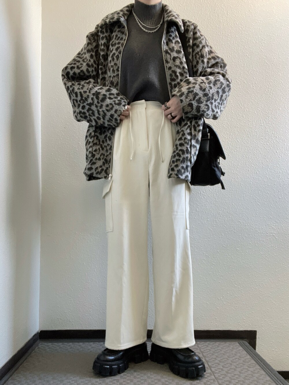 「FOREVER 21のハイネック裾へムニット（ニット/セーター、グレー系）」を使った、ぽぽぬなさん（レディース・167cm）の冬コーディネートの1枚目の写真