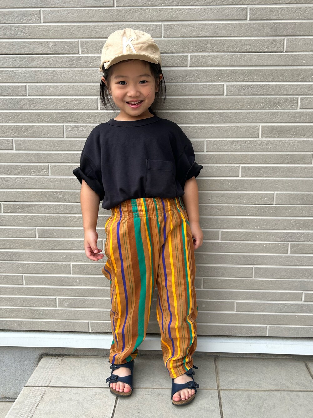 「夏コーデ、Tシャツ、キャップ、黒Tシャツ、サンダル」｜「UNIQLOのアイテム（Tシャツ/カットソー、ブラック系）」を使った、kikkingumさん（キッズ・100cm）の夏コーディネートの1枚目の写真