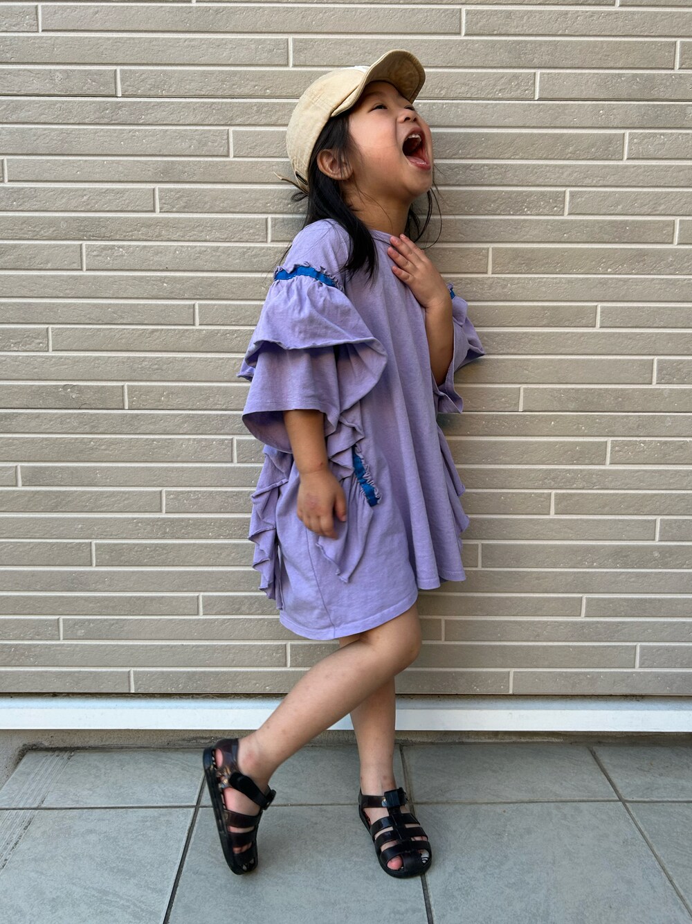 「ビッグT、ショートパンツ、夏コーデ」｜「BIG FIELDのピグメントフリルTシャツ(90～150cm)（Tシャツ/カットソー、パープル系）」を使った、kikkingumさん（キッズ・100cm）の夏コーディネートの1枚目の写真