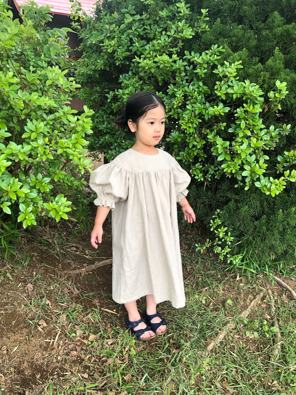 「ナチュラルスタイル、キッズファッション、ハンドメイド子供服、ミンネ販売中、ハンドメイドワンピース、handmade、handmadeワンピース」｜「Handmadeのアイテム（ワンピース、ベージュ系）」を使った、kikkingumさん（キッズ・100cm）の春コーディネートの1枚目の写真