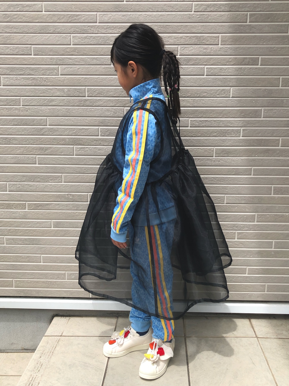 「ハンドメイド、ハンドメイド子供服、オーガンジー、オーガンジースカート、オーガンジーワンピース、アディダス、adidas、handmade、kikkingum」｜「adidasのアイテム（スニーカー、ホワイト系）」を使った、kikkingumさん（キッズ・100cm）の春コーディネートの1枚目の写真