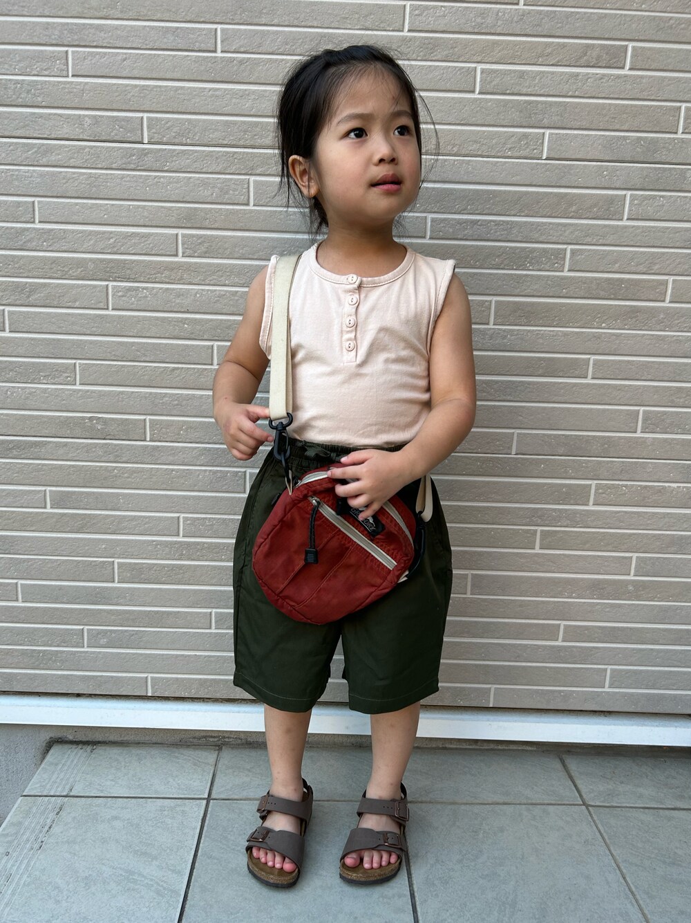 「夏コーデ、休日スタイル、散歩コーデ、ハーフパンツ、サンダル」｜「BIRKENSTOCKのBIRKENSTOCK NEW  YORK　　GK087783（サンダル、ブラウン系）」を使った、kikkingumさん（キッズ・100cm）の夏コーディネートの1枚目の写真
