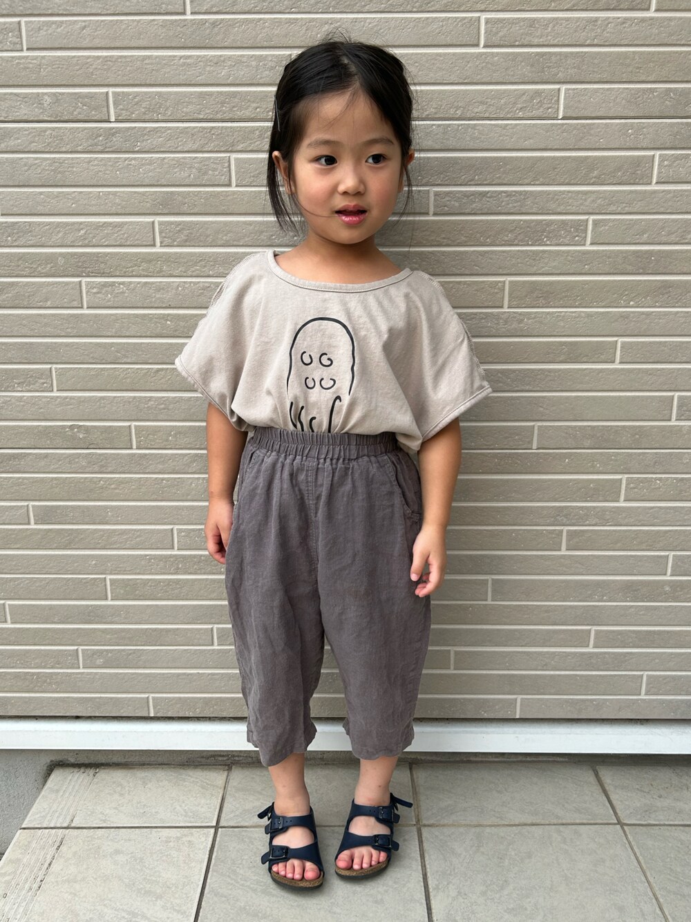 「夏コーデ、休日スタイル、公園スタイル、グレーコーデ、麻パンツ、Tシャツ」｜「ローブべべのアイテム（Tシャツ/カットソー、グレー系）」を使った、kikkingumさん（キッズ・100cm）の夏コーディネートの1枚目の写真
