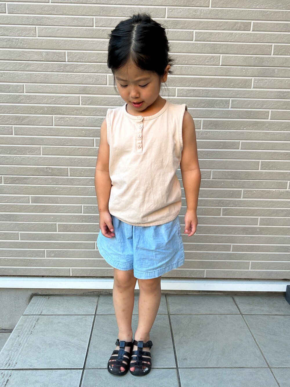 「夏コーデ、タンクトップ、ショートパンツ」｜「ローブべべのアイテム（タンクトップ、ベージュ系）」を使った、kikkingumさん（キッズ・100cm）の夏コーディネートの1枚目の写真