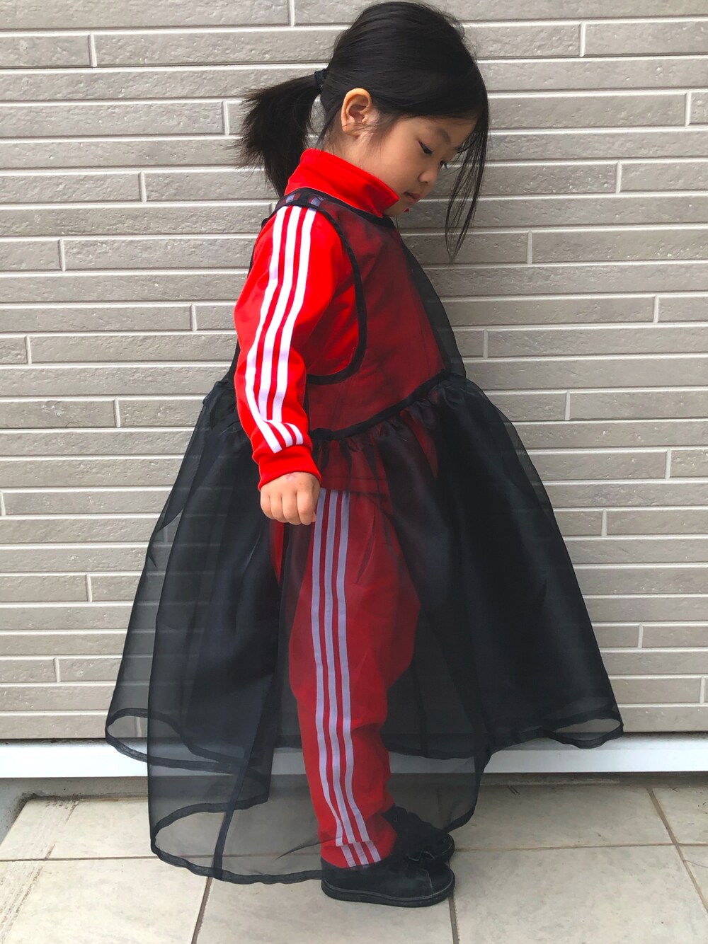 「kikkingum、ハンドメイド、ハンドメイド子供服、ハンドメイドワンピース、オーガンジー、オーガンジースカート、ジャージ、ジャージコーデ」｜「adidasのアディカラー SST トラックスーツ（ジャージ）/ アディダスオリジナルス adidas Originals（ジャージ、ブラック系）」を使った、kikkingumさん（キッズ・100cm）の春コーディネートの1枚目の写真