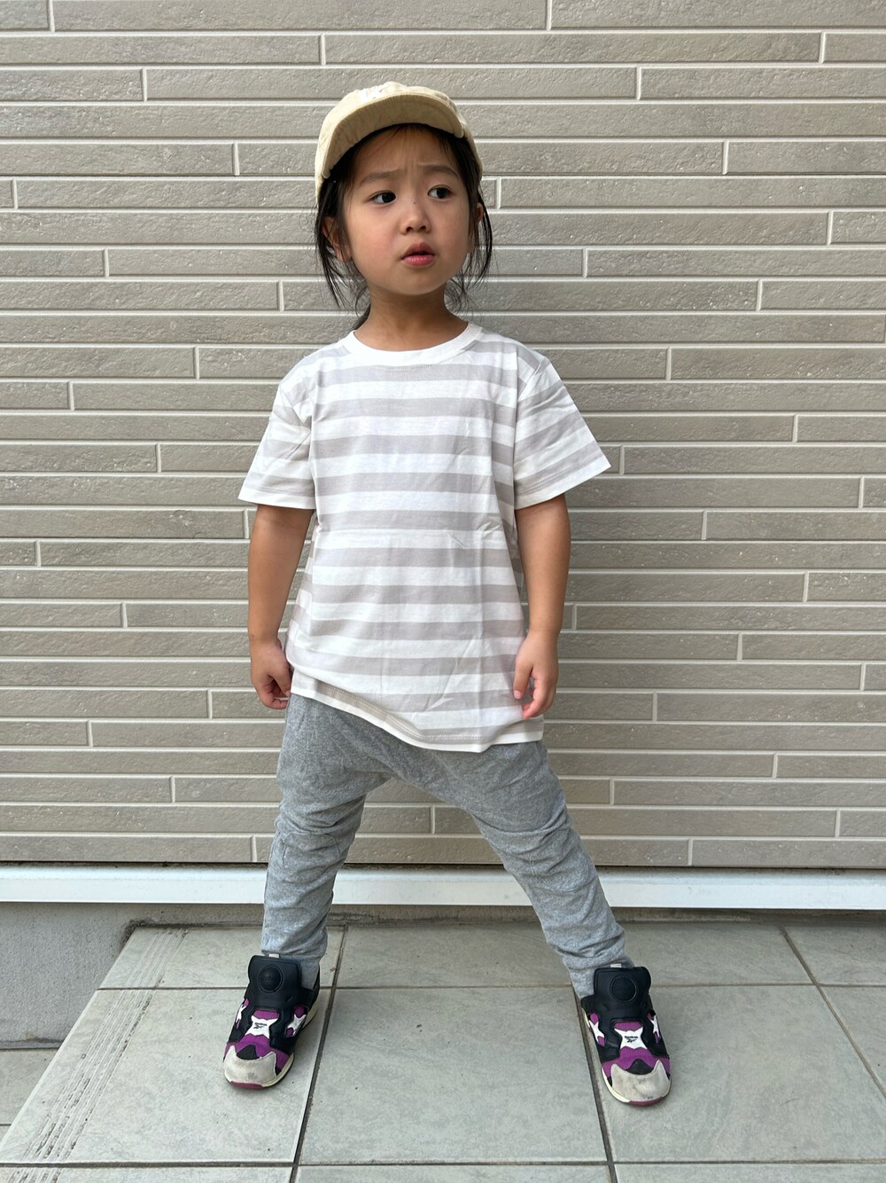 「夏コーデ、ボーダーTシャツ、ワントーンコーデ、ポンプフューリー、キャップ、サルエルパンツ、キッズファッション、ボーダートップス」｜「無印良品のアイテム（Tシャツ/カットソー、グレー系）」を使った、kikkingumさん（キッズ・100cm）の夏コーディネートの1枚目の写真