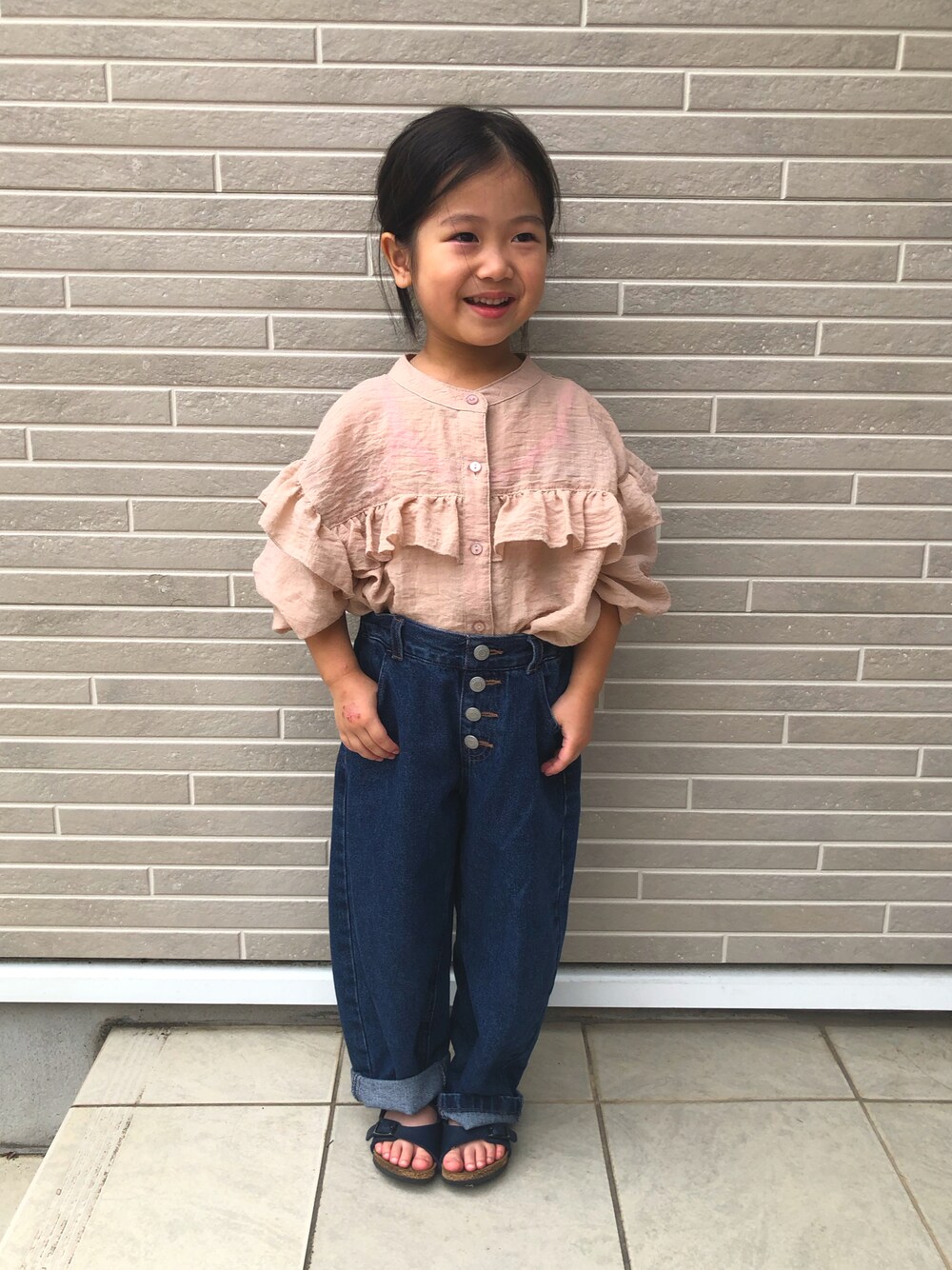 「このスタイルがお気に入り、フリルトップス、フリルブラウス、デニムパンツ、休日コーデ」｜「Birthdayのアイテム（シャツ/ブラウス、ベージュ系）」を使った、kikkingumさん（キッズ・100cm）の夏コーディネートの1枚目の写真
