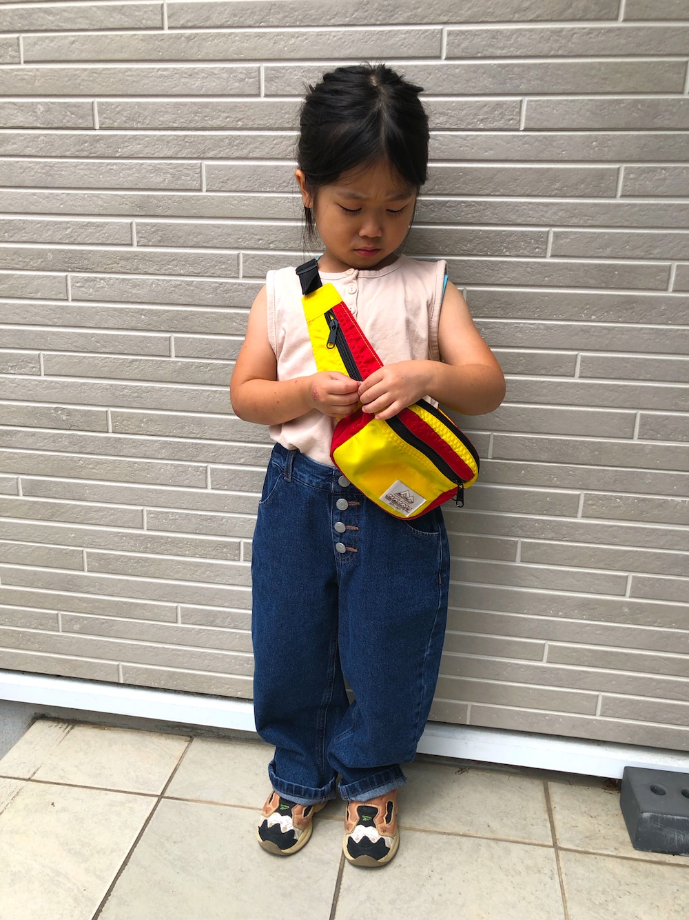 「キッズファッション、キッズコーデ、キッズデニム」｜「Reebokのアイテム（スニーカー、ベージュ系）」を使った、kikkingumさん（キッズ・100cm）の春コーディネートの1枚目の写真
