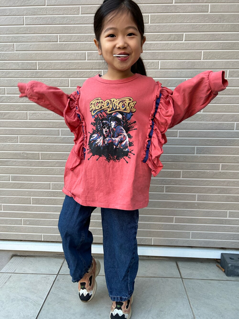 「休日スタイル、デニムパンツ、ピンクTシャツ、ロックT、キッズコーデ」｜「BIG FIELDのナガソデフリルロックT（90～150cm）（Tシャツ/カットソー、ピンク系）」を使った、kikkingumさん（キッズ・100cm）の冬コーディネートの1枚目の写真